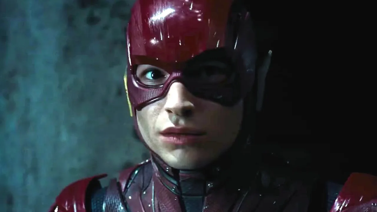 Sites negam que Ezra Miller será substituído do papel de Flash
