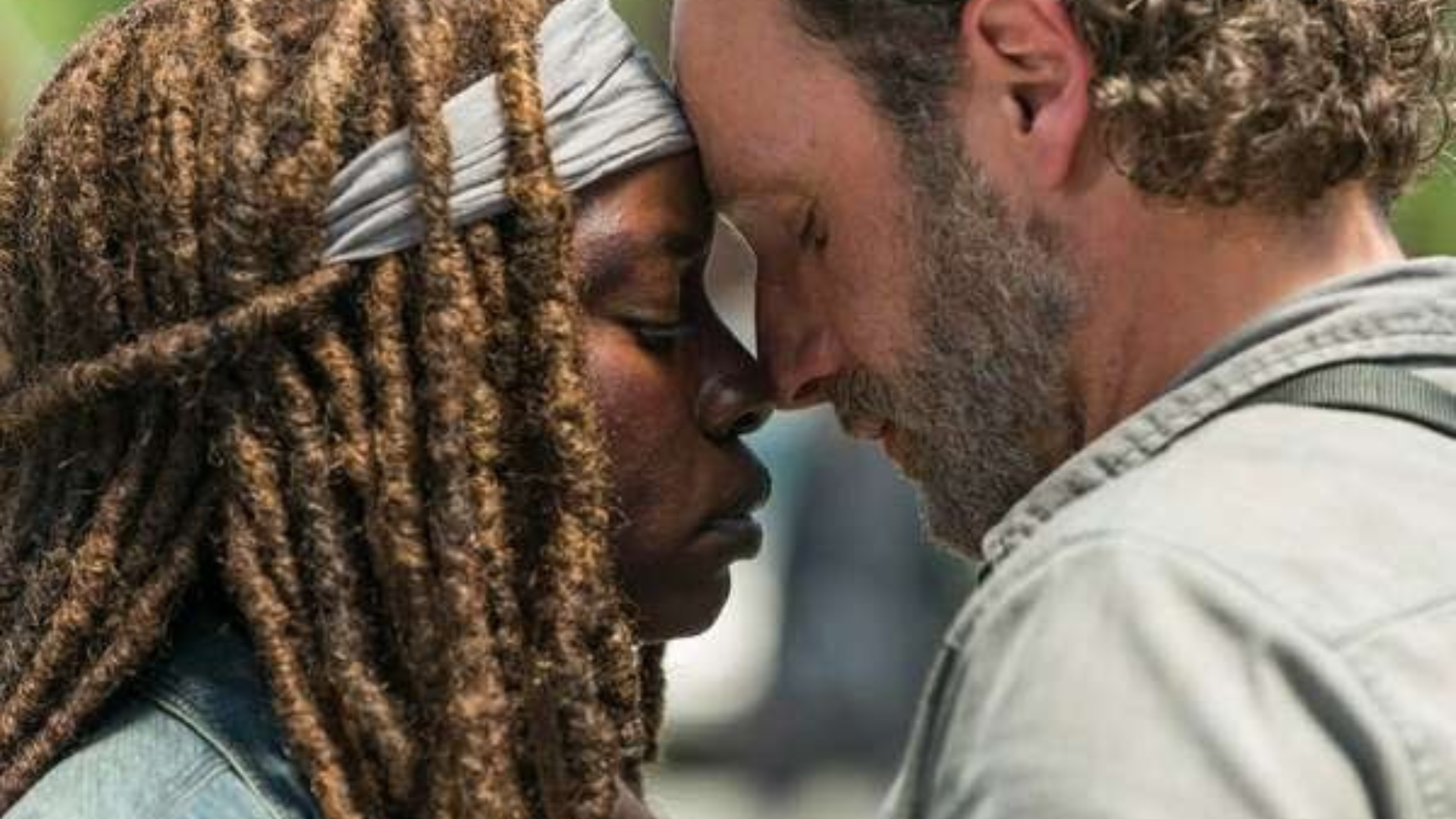 Rick e Michonne estampam pôsteres de The Walking Dead: The Ones Who Live