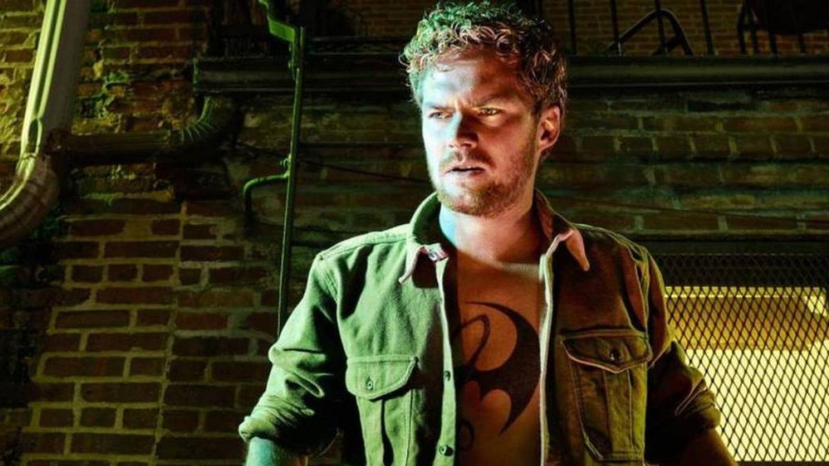 Finn Jones expressa desejo de retornar como Punho de Ferro no MCU e responde às críticas