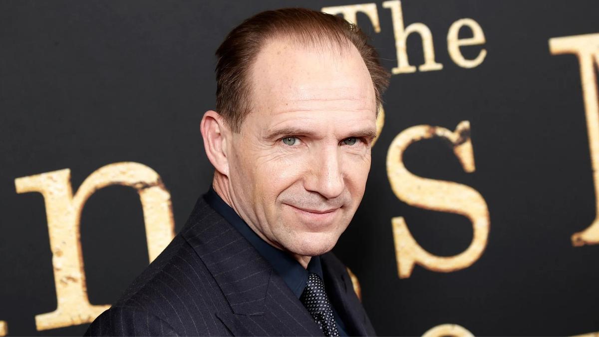 Ralph Fiennes comenta sua escalação como Presidente Snow em Jogos Vorazes: Amanhecer na Colheita