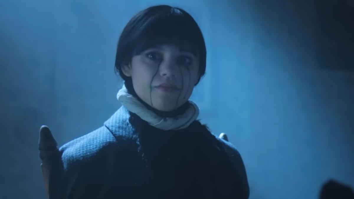 Netflix libera clipe inédito da 2ª temporada de Wandinha com novo diretor da Escola Nunca Mais