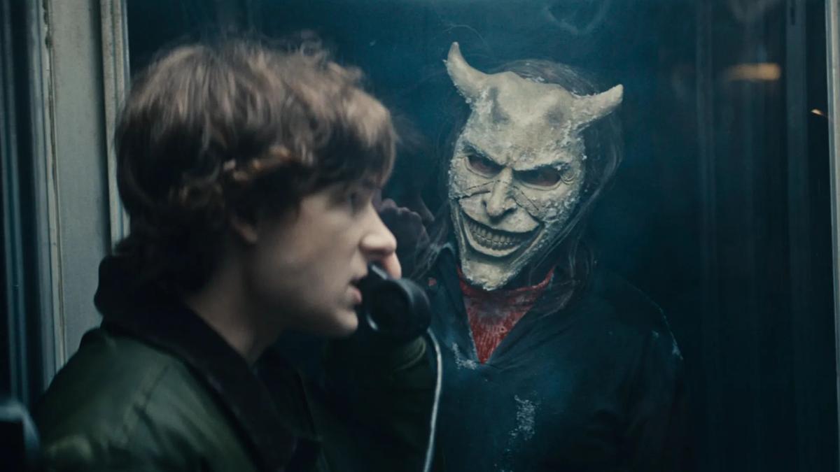 Ethan Hawke retorna como o aterrorizante Sequestrador no trailer de O Telefone Preto 2