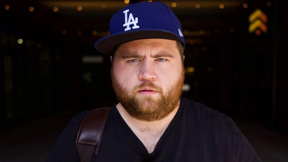 Reboot de Resident Evil escala Paul Walter Hauser; filme estreia em 2026